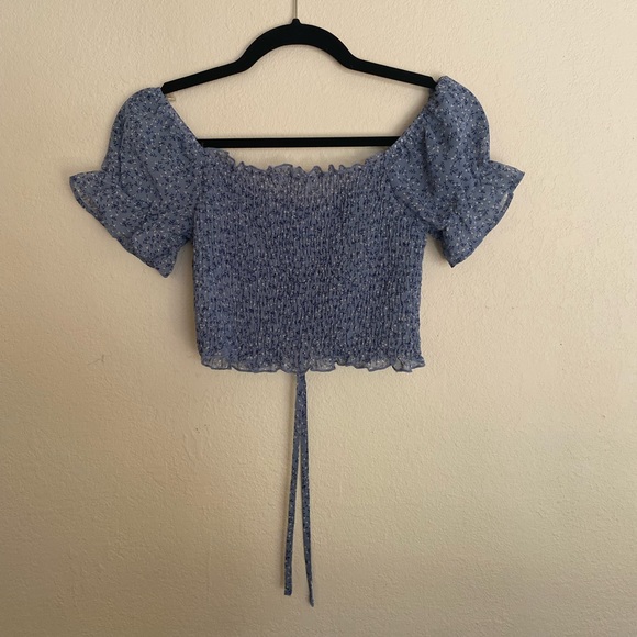 Blue dainty floral off shoulder crop top with tie - Picture 4 of 6
